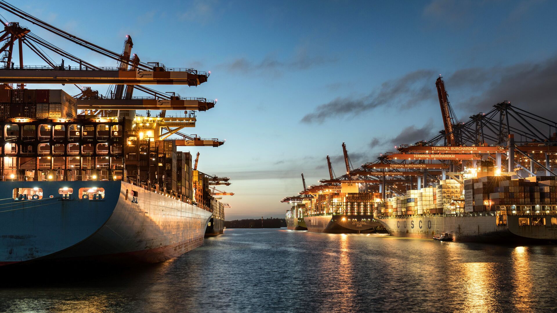 Containerschiff im Hafen